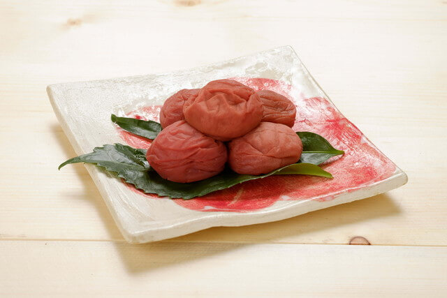 胃が酸っぱい原因は何ですか?